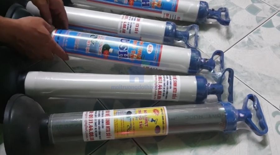 Mẹo sử dụng cây bơm thụt bồn cầu an toàn