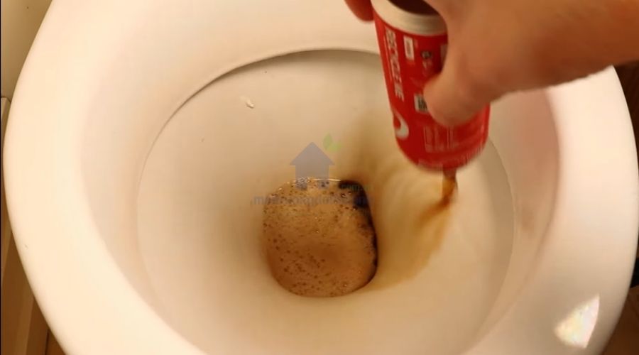 Mẹo thông bồn cầu bằng Coca Cola hiệu quả
