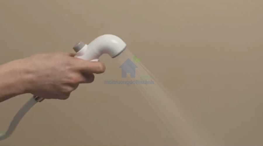 Những lưu ý an toàn khi sử dụng vòi xịt vệ sinh cho trẻ nhỏ và người già