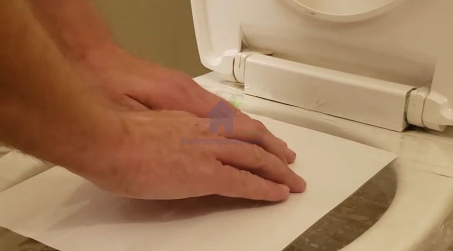 Cách sử dụng băng dính để thông tắc bồn cầu nghẹt giấy
