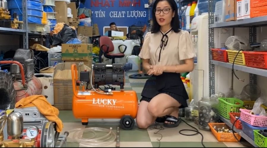 Hướng dẫn chi tiết thông bồn cầu bằng máy nén khí