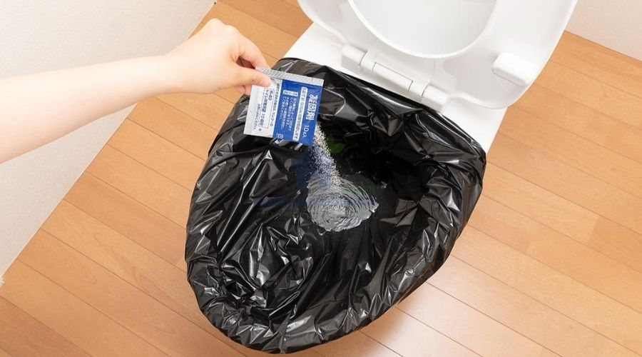 Mẹo thông bồn cầu bằng túi bóng hiệu quả bất ngờ