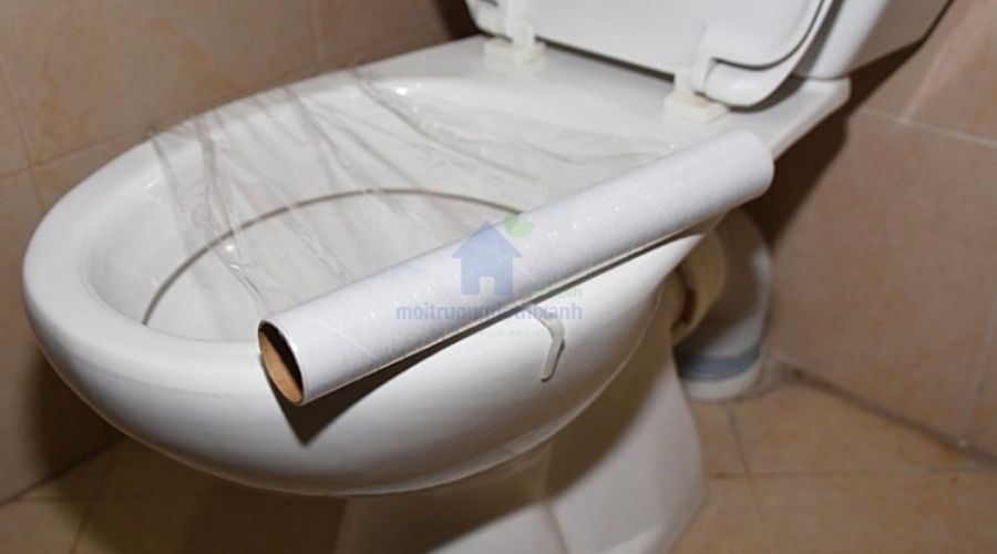 thông tắc bồn cầu bằng màng bọc thực phẩm tại nhà