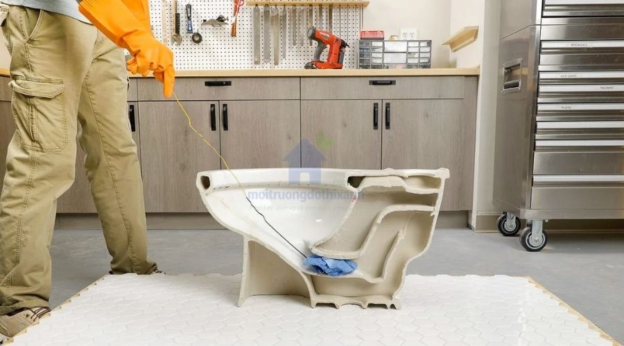 Cách tự thông bồn cầu bằng móc áo, không cần nhờ đến thợ