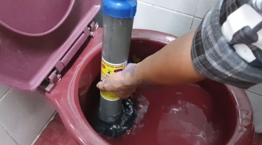 Cách cầm cây thụt đúng khi thông bồn cầu tại nhà