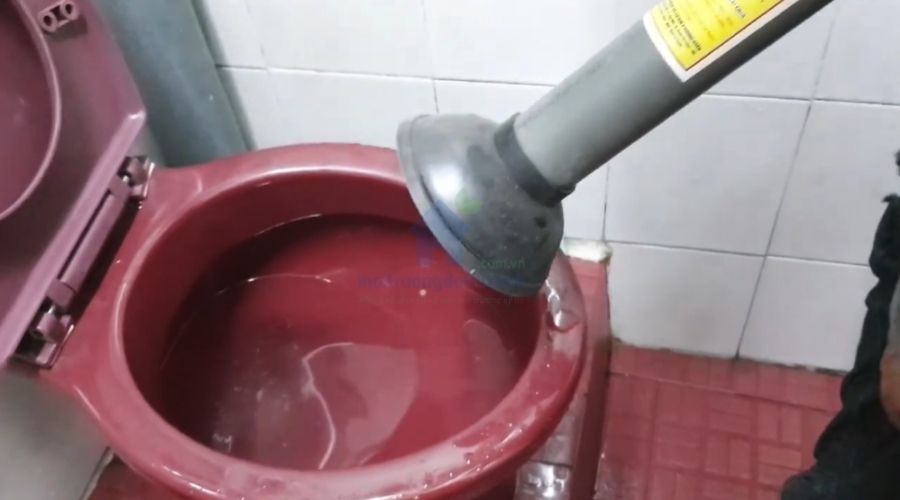 Cách bơm thụt bồn cầu đúng kỹ thuật