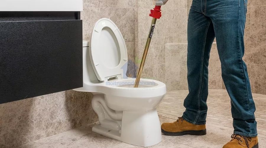 Các Cách Xử Lý Bồn Cầu Không Có Ống Thông Hơi Đơn Giản, Hiệu Quả bằng dụng cụ chuyên dụng