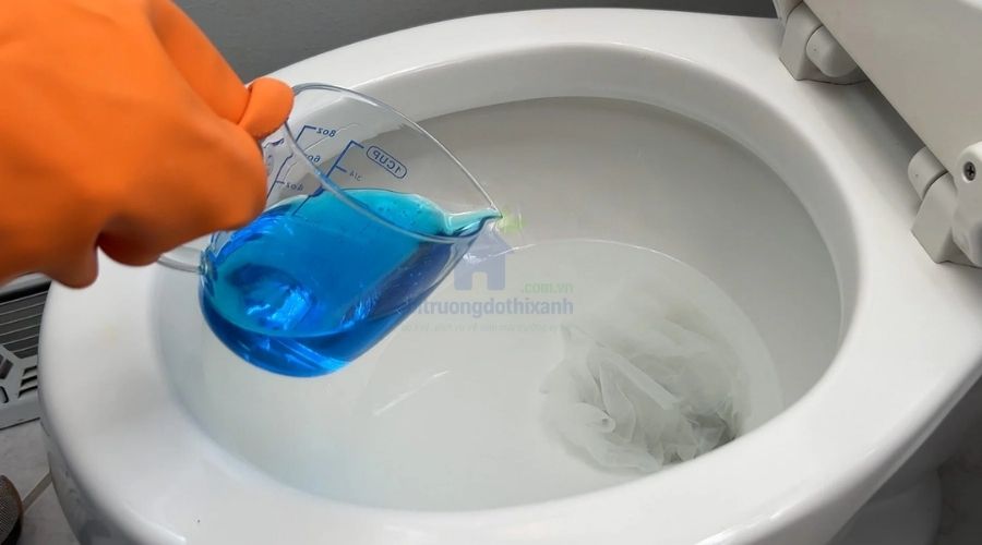 Thông bồn cầu nghẹt băng vệ sinh không cần thợ