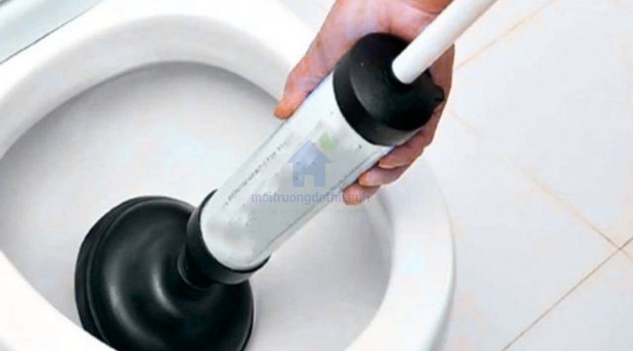 Mẹo thông bồn cầu bị tắc do băng vệ sinh hiệu quả