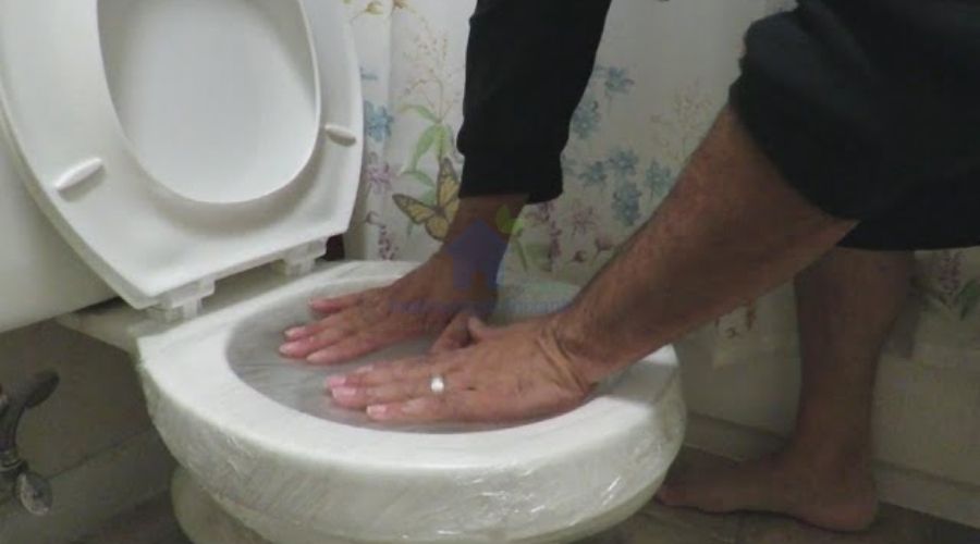 Cách xử lý bồn cầu nghẹt bằng màng bọc thực phẩm