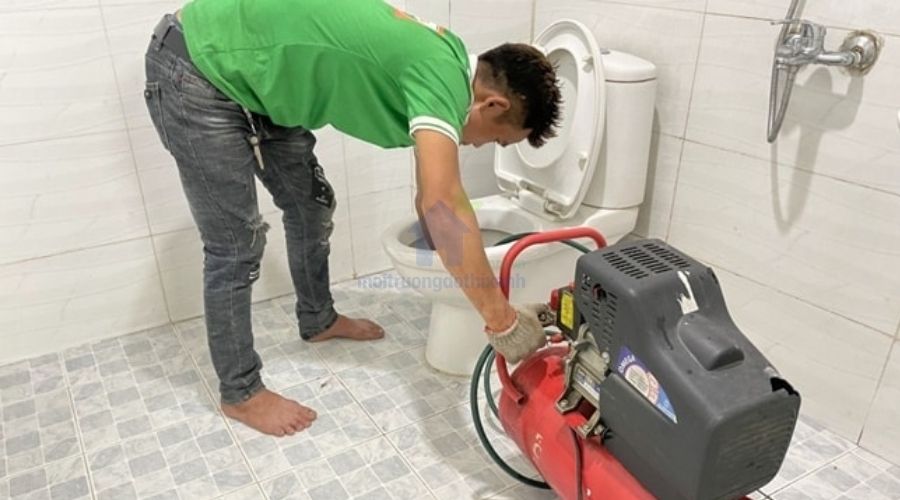 Cách khắc phục bồn cầu nghẹt băng vệ sinh nhanh chóng