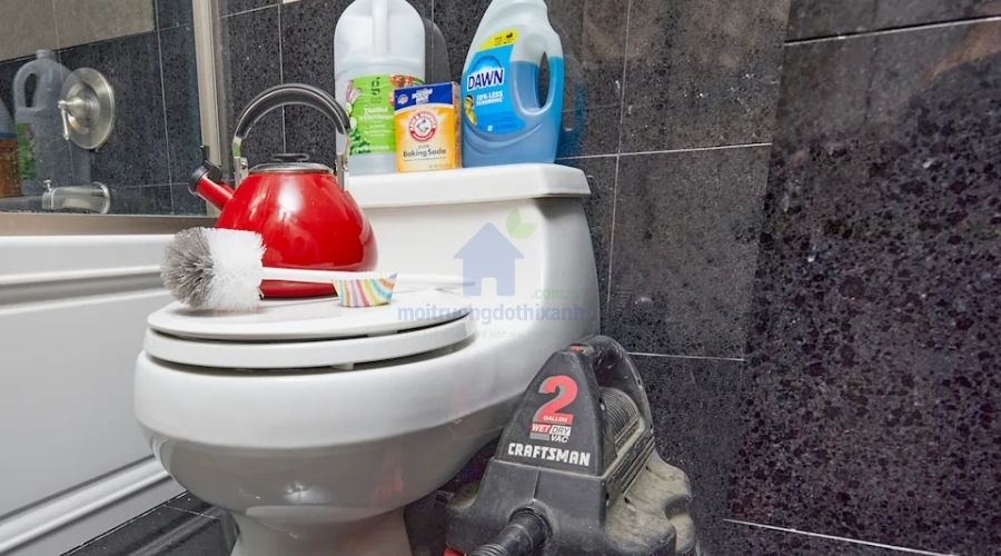 Những lưu ý quan trọng khi thông bồn cầu bằng nước rửa chén
