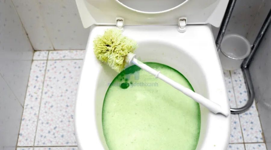 hướng dẫn thông tắc bồn cầu bằng oxy già