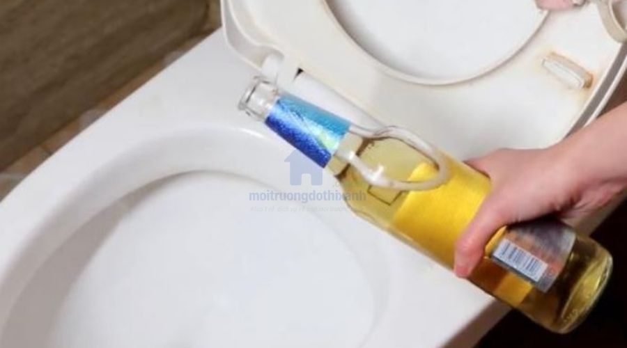 Cách thông bồn cầu bằng bia tại nhà hiệu quả