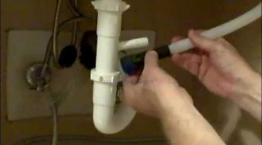 Xử lý két nước bị nứt, vỡ hoặc lắp đặt sai