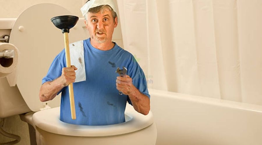 Bồn cầu bị tắc nhẹ gây tiếng ục ục