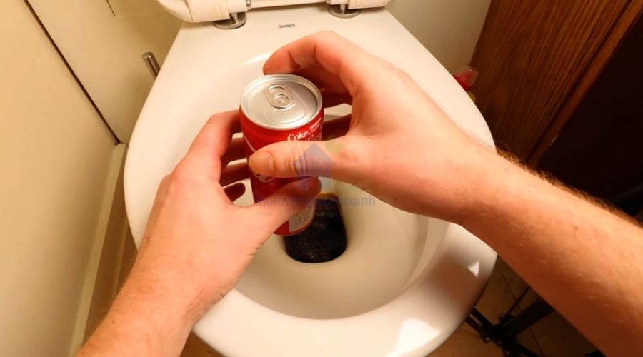 Hướng dẫn dùng Coca Cola để thông bồn cầu