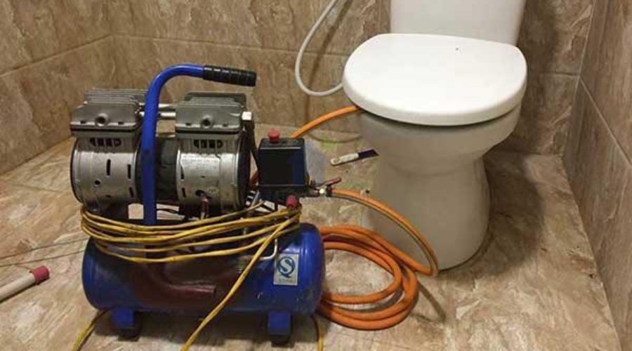 Thông Bồn Cầu Bệt Bị Tắc Tại Nhà bằng Máy Thổi Khí Áp Lực