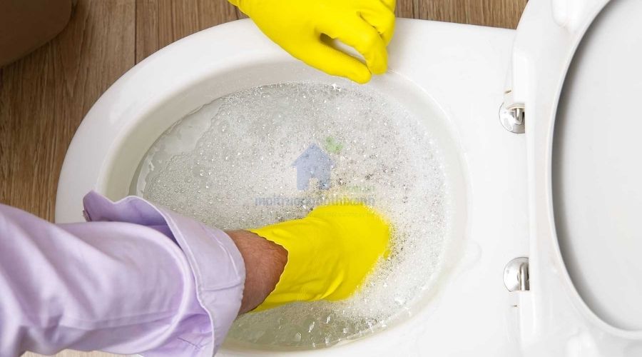 Mẹo thông bồn cầu bằng xà phòng không cần thợ