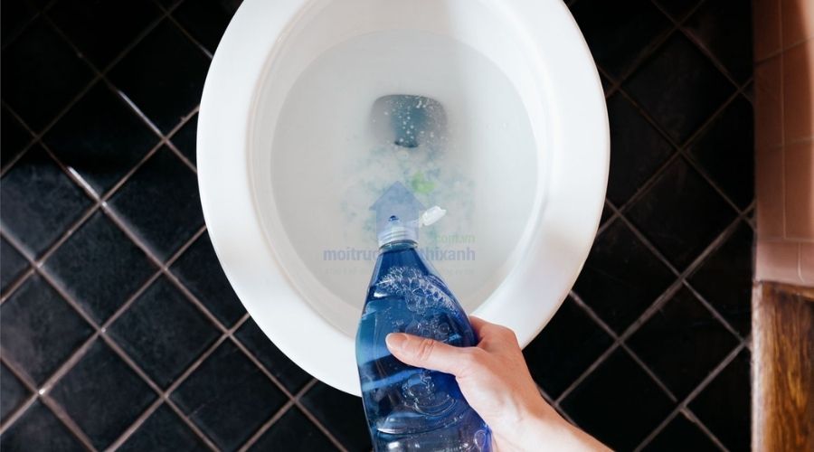 Những lưu ý khi sử dụng dung dịch thông bồn cầu