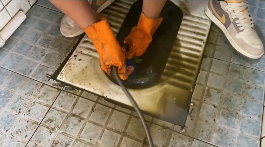 Phương pháp xử lý triệt để bồn cầu tầng 2 bị tắc