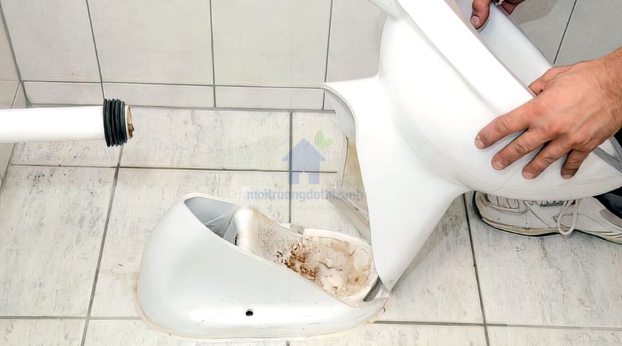 Lưu ý khi sử dụng bột thông cống bị vón cục