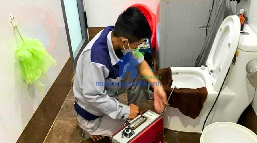 Hình ảnh đội ngũ thợ thông tắc bồn cầu tại Đà Nẵng uy tín.