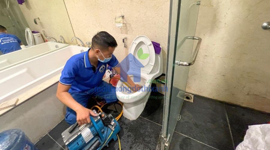 Cách xử lý băng vệ sinh mắc trong bồn cầu