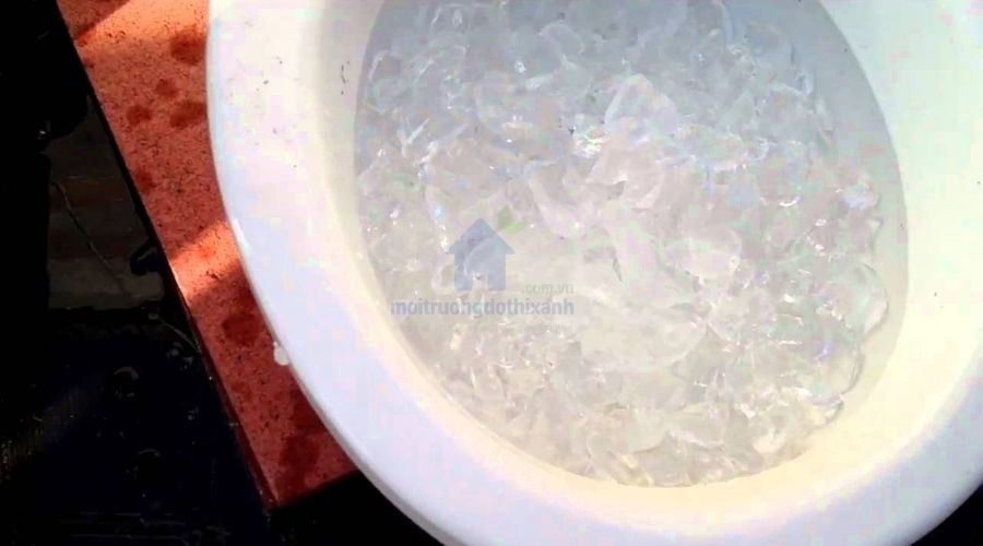 cách thông tắc bồn cầu bằng đá lạnh