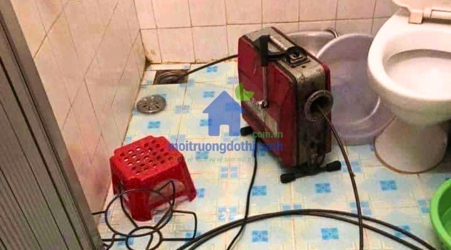 Nhân viên khảo sát báo giá thông bồn cầu tại nhà