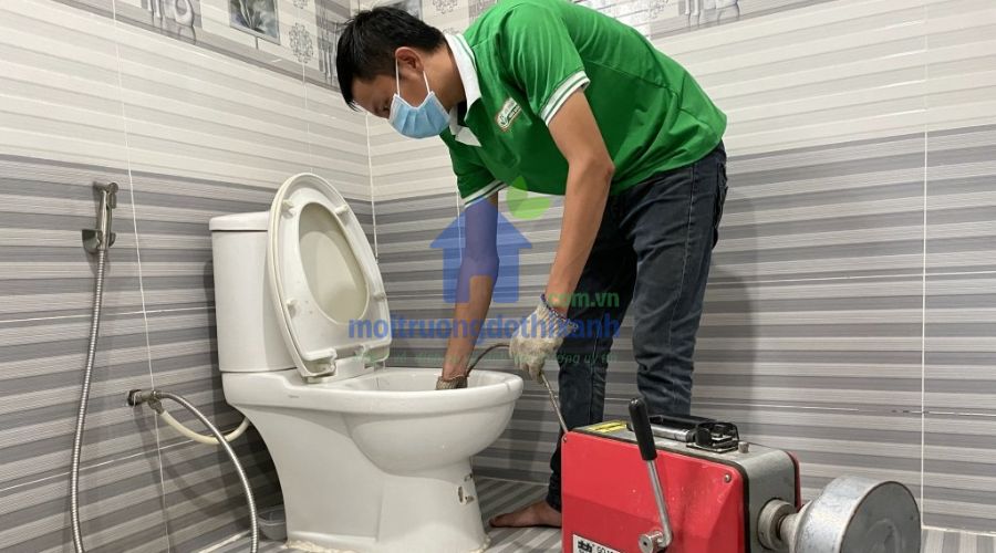 Cách thông bồn cầu chung cư nhanh chóng không cần thợ
