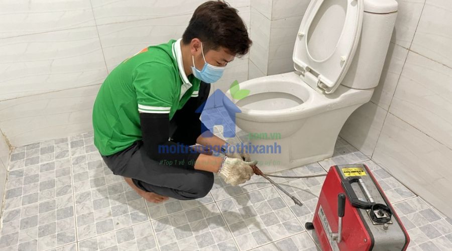 Phương pháp thông tắc bồn cầu bằng máy lò xo chuyên dụng