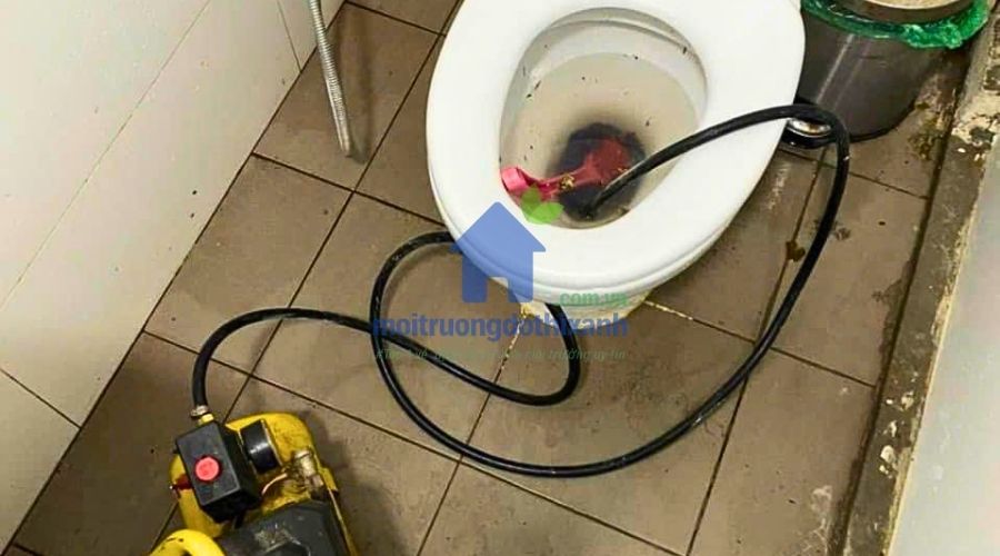 Thông tắc bồn cầu Tân Uyên – Giải pháp sạch, nhanh, triệt để