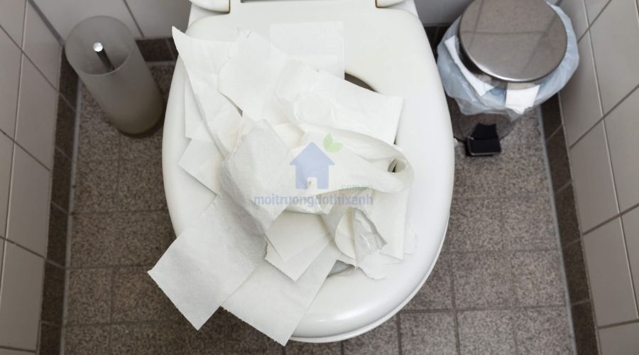cách thông bồn cầu bị tắc giấy vệ sinh tại nhà không cần thợ