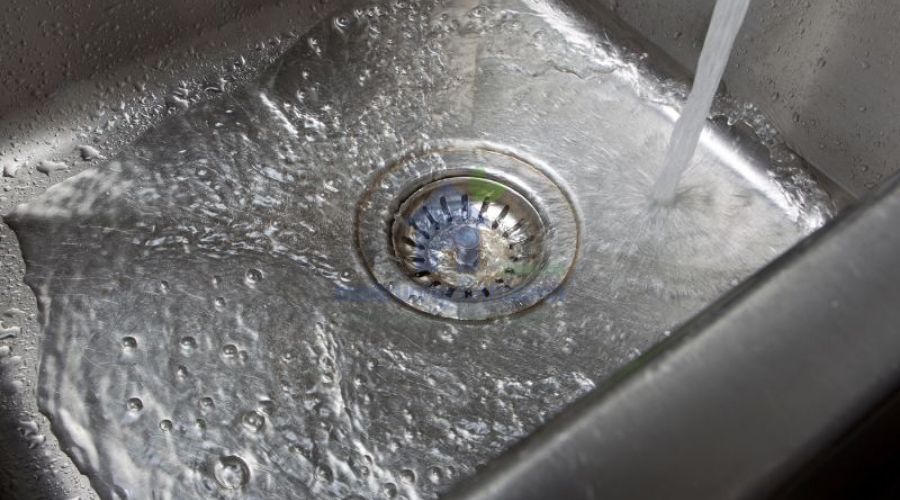 Bồn rửa bát thoát nước chậm: Nguyên nhân và cách xử lý