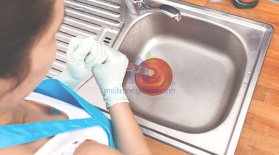 Mẹo xử lý bồn rửa bát bị tắc bằng baking soda và nước nóng