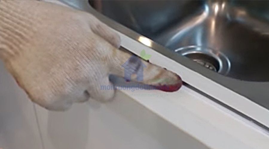 Bồn rửa bát phòng trọ bị nghẹt cặn thức ăn