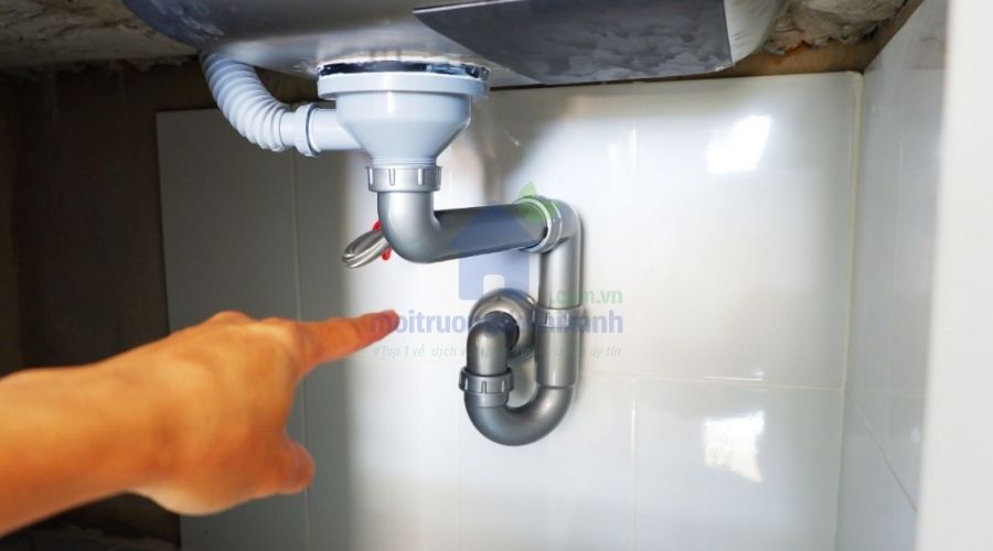 Tủ bếp dưới bồn rửa chén bị hôi và ẩm mốc