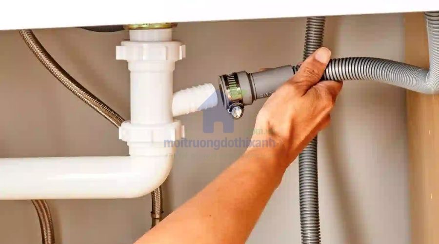 Vòi chậu rửa bát bị tắc do cặn bẩn