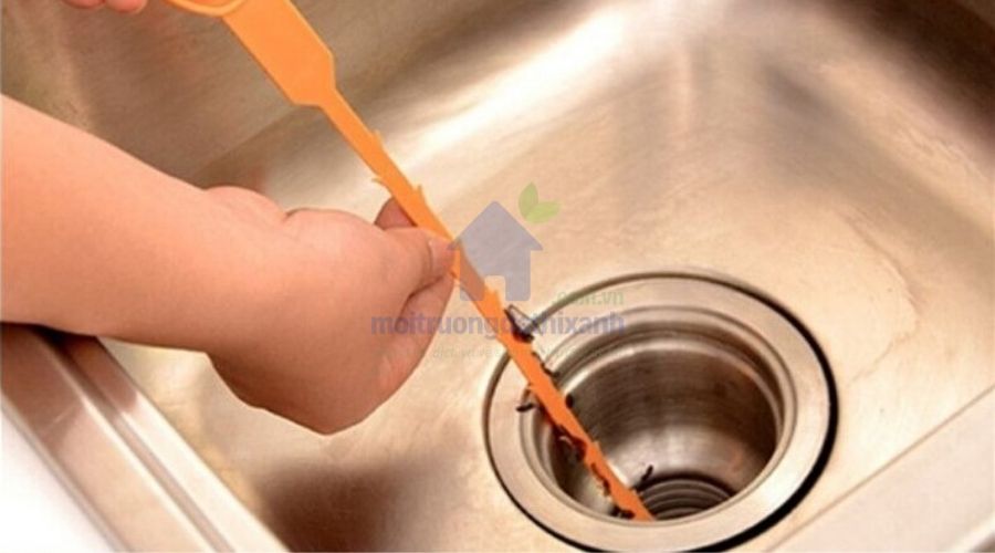 Sử dụng que thông tắc bồn rửa bát