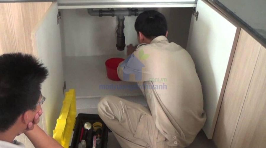 Tắc bồn rửa bát do ống thoát nước bị uốn cong
