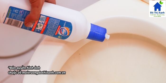 chữa tắc bồn cầu bằng cồn íopropyl
